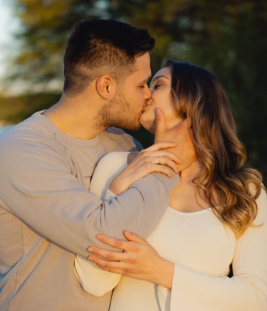 Paar küsst sich innig im goldenen Sonnenlicht am See. Romantisches Verlobungsfoto: Just Perspectives.