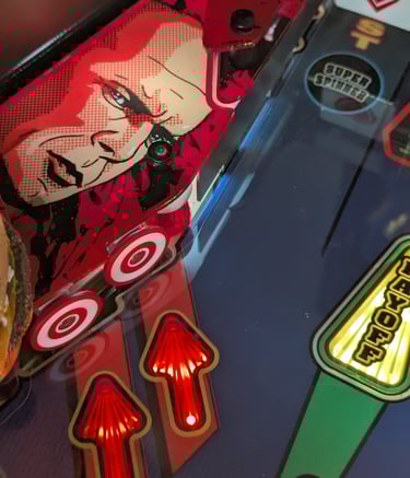 Bruce Willis sur le playfield du Flipper et une cible pour éclairer les lettres du film PULP FICTION