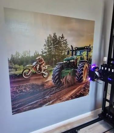 Impressora vertical criando mural artístico em sala de estar moderna