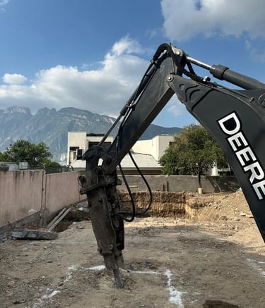 Martillo de Retroexcavadora trabajando en San Pedro