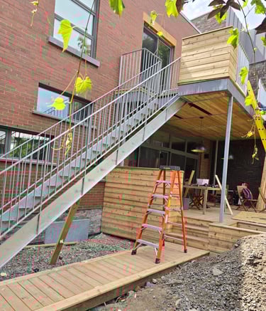 escalier et balcon en acier et bois