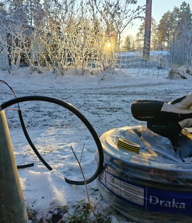 sähkökaapeleita ulkovalaistusprojektista.