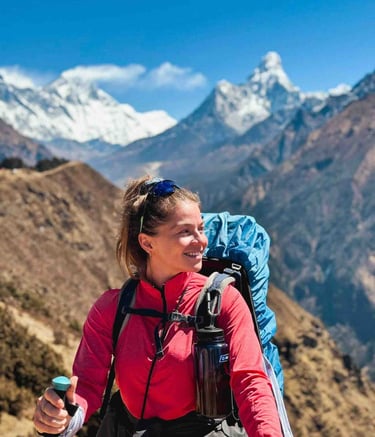 Manon devant l'Ama Dablan lors d'un trek au Népal.