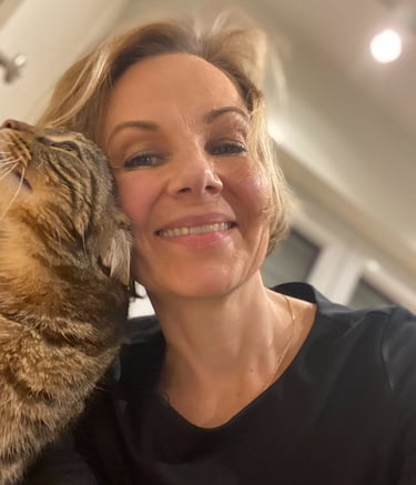 Bea, die Katzenflüsterin, bei liebevoller Betreuung einer Katze in Kronberg mein-katzensitter.de