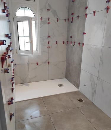 Pose de carrelage blanc brillant dans salle de bain contemporaine
