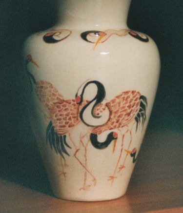 vaso in ceramica con decorazioni di uccelli