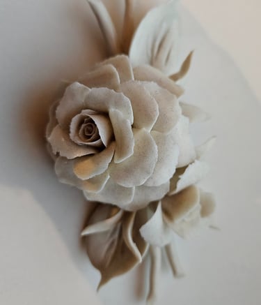 opera in porcellana raffigurante una rosa