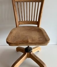 Silla J.C.Co con madera lijada y tratada antes de barnizado y acabado final. Tenerife.