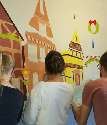 Das Team beim Malen einer Winterstadt