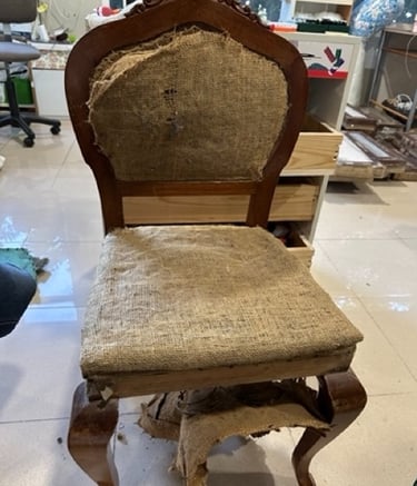 Detalle interior original silla isabelina canaria en yute y crin vegetal antes de restauración.