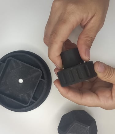 Manos con pieza impresa en 3d