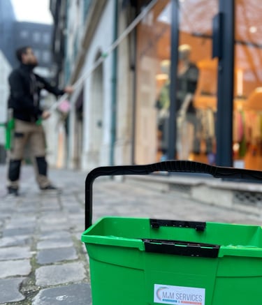 Agent de M & M Services Pro effectuant le nettoyage des sols dans un commerce à Rouen