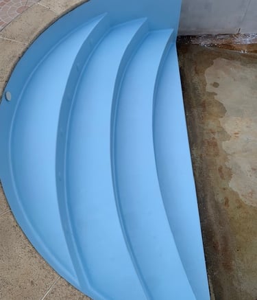 Escalier acrylique bleu rénové par Aquaref Piscine en Nouvelle Aquitaine
