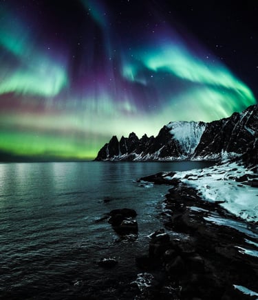 Polarlichter am Himmel mit Bergen
