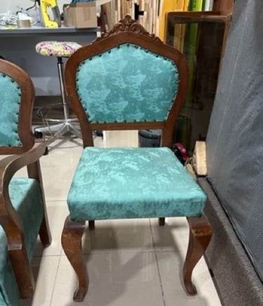 Silla isabelina canaria con madera original y tapizado años 70 antes de restauración. Tenerife.