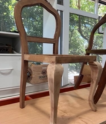 Detalle limpieza y lijado madera silla isabelina canaria. Tenerife.