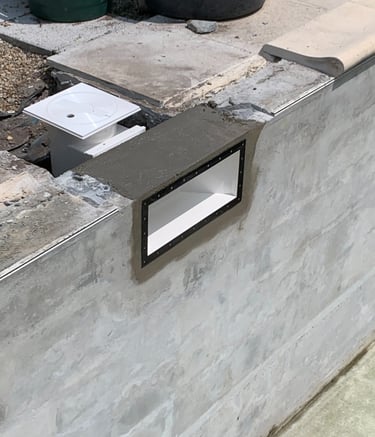 Skimmer d'une piscine installé lors de la construction d'une piscine