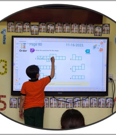 Pantalla interactiva i3CONNECT en clase de inglés en primaria