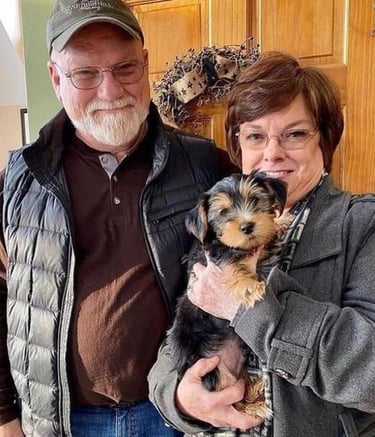 Familia sonríe tras la reciente adopción.
