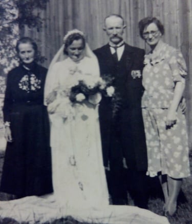 Mamas Hochzeit um 1940, noch unbearbeitet
