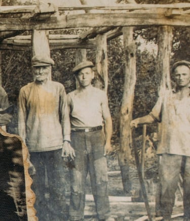 Bauarbeiter um 1920, unbearbeitet, teilweise yerrissen