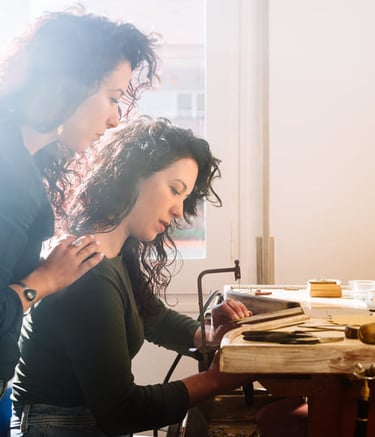 artesanas creando pieza