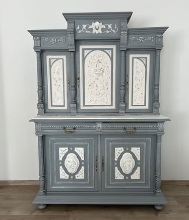 Meuble entièrememnt poncé et repeint avec mise en valeur des moulures