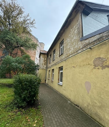Veca fasāde pirms atjaunošanas darbiem