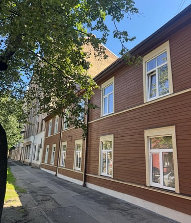 Vēsturiskā koka fasāde pēc atjaunošanas un jauno skārda elementu montāža