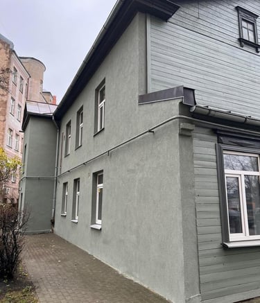 Vēsturiskā fasāde pēc atjaunošanas darbiem. Tika atjaunots apmetums, nokrāsots apmetums