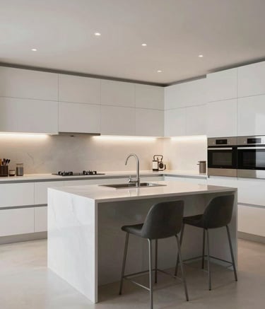 Cocina moderna minimalista blanca con isla de mármol, electrodomésticos integrados e iluminación