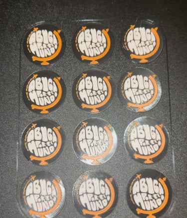 Chapas promocionales impresas en 3D para Abuga DJ