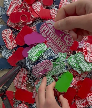 Llaveros de colores impresos en 3D para la comparsa Pitorreo