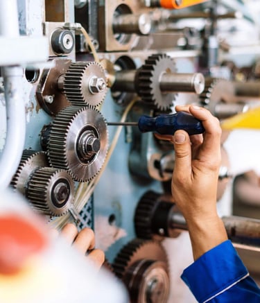 homem realizando manutenção nas engrenagens