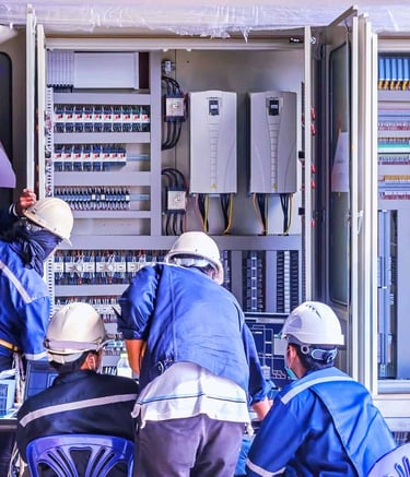 uma equipe de trabalhadores ajustando um painel 