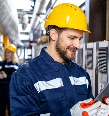 homem reparando o painel de energia