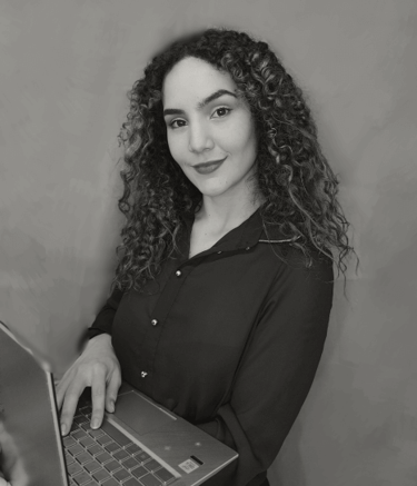 experta en marketing digital con ordenador portatil