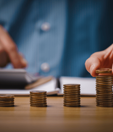 Une personne qui empile plusieurs pièces de monnaie