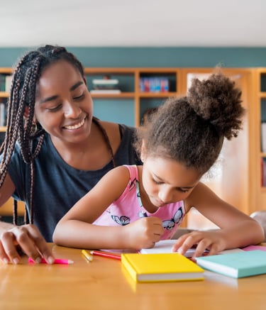 Une maman accompagnant sa fille dans l'exécution des devoirs à domicile.  Tolanda, suivi scolaire