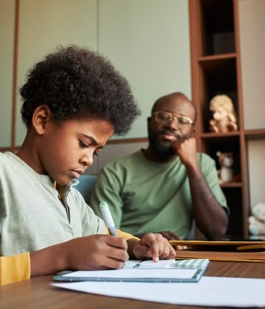 Un papa assistant à l'exécution des exercices à domicile de son fils.  Tolanda, suivi scolaire