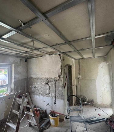 eine Baustelle , auf dem Boden lauter Bauutensilien