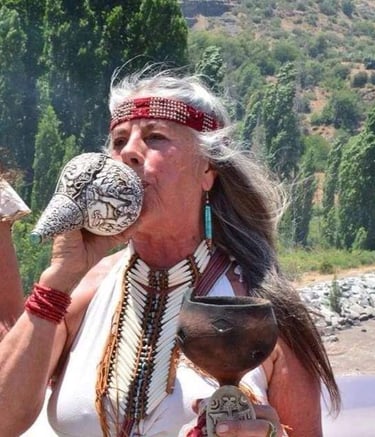 Mujer tocando un cuerno ceremonial