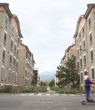 Abbaye Grenoble immeubles vide trotinette