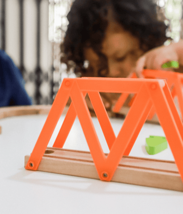 Niño construyendo puente de juguete