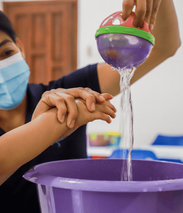 Terapeuta haciendo experimento