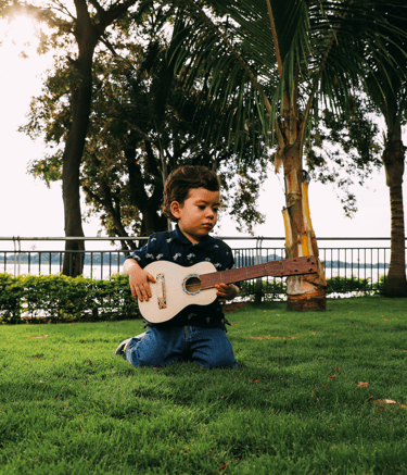 Niño tocando la guitarra