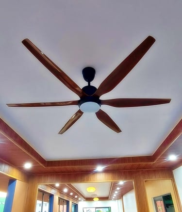 Quạt trần gỗ 6 cánh hiện đại tích hợp đèn LED, gắn trần giật cấp vân gỗ, sự kết hợp hài hoà màu sắc