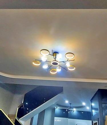 Nội thất sang trọng hiện đại với đèn chùm thiết kế độc đáo trên trần giật cấp là điểm nhấn