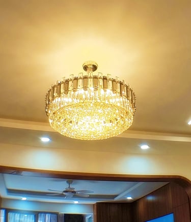 Đèn chùm pha lê trang nhã với ánh sáng vàng ấm áp sang trọng