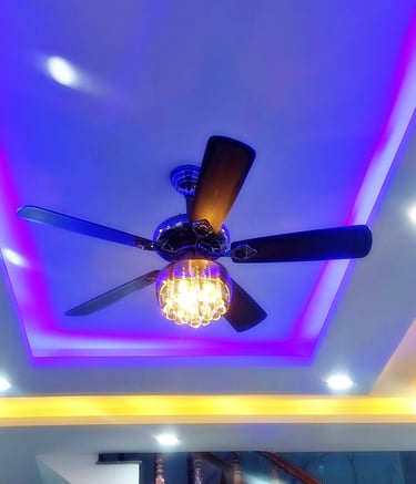 Trần giật cấp hiện đại với đèn LED hắt trần kết hợp quạt trần đèn tối màu làm nỗi bật trên nhà